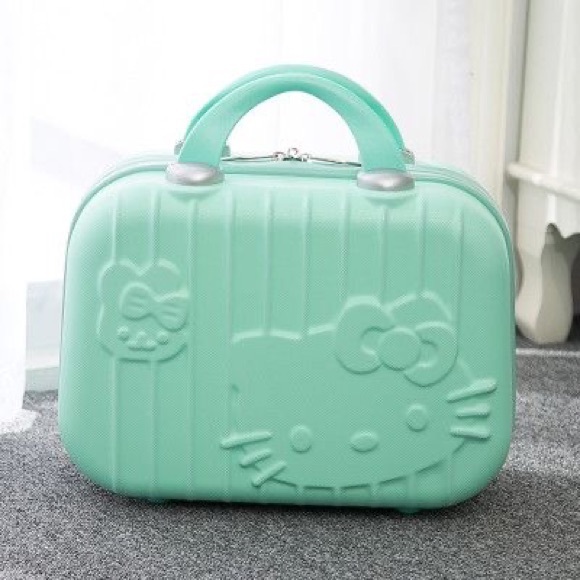 Hello Kitty travel case - Picture 3 of 4